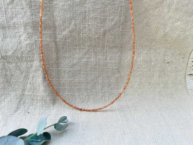 Deep Connection - Deine Aprikosen Mondstein Kette